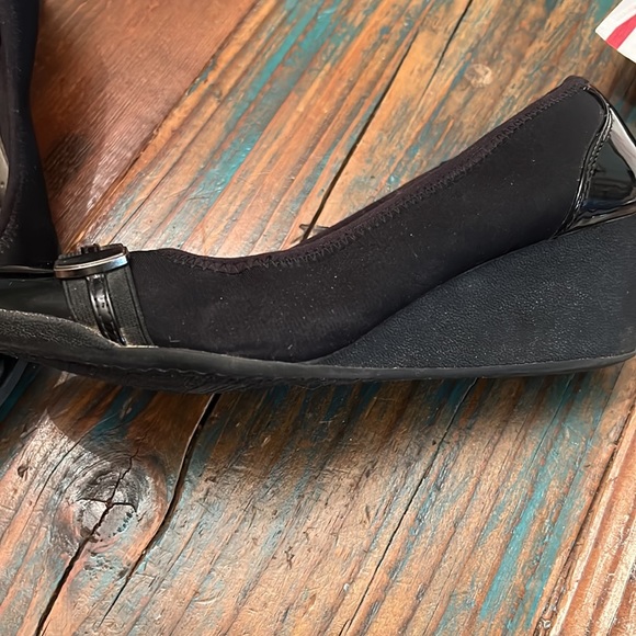 9 1/2 Time and Tru black wedge heels - Picture 3 of 6